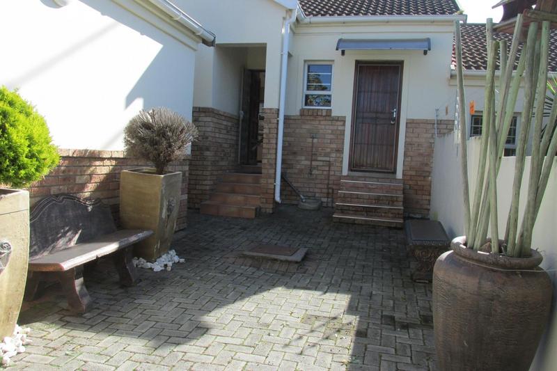 To Let 2 Bedroom Property for Rent in Beacon Bay Eastern Cape